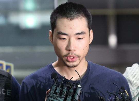 지난 3일 발생한 '분당 흉기 난동 사건' 피의자 최원종이 10일 오전 경기도 성남시 수정구 성남수정경찰서 유치장에서 검찰로 송치되고 있다. [성남=연합뉴스]